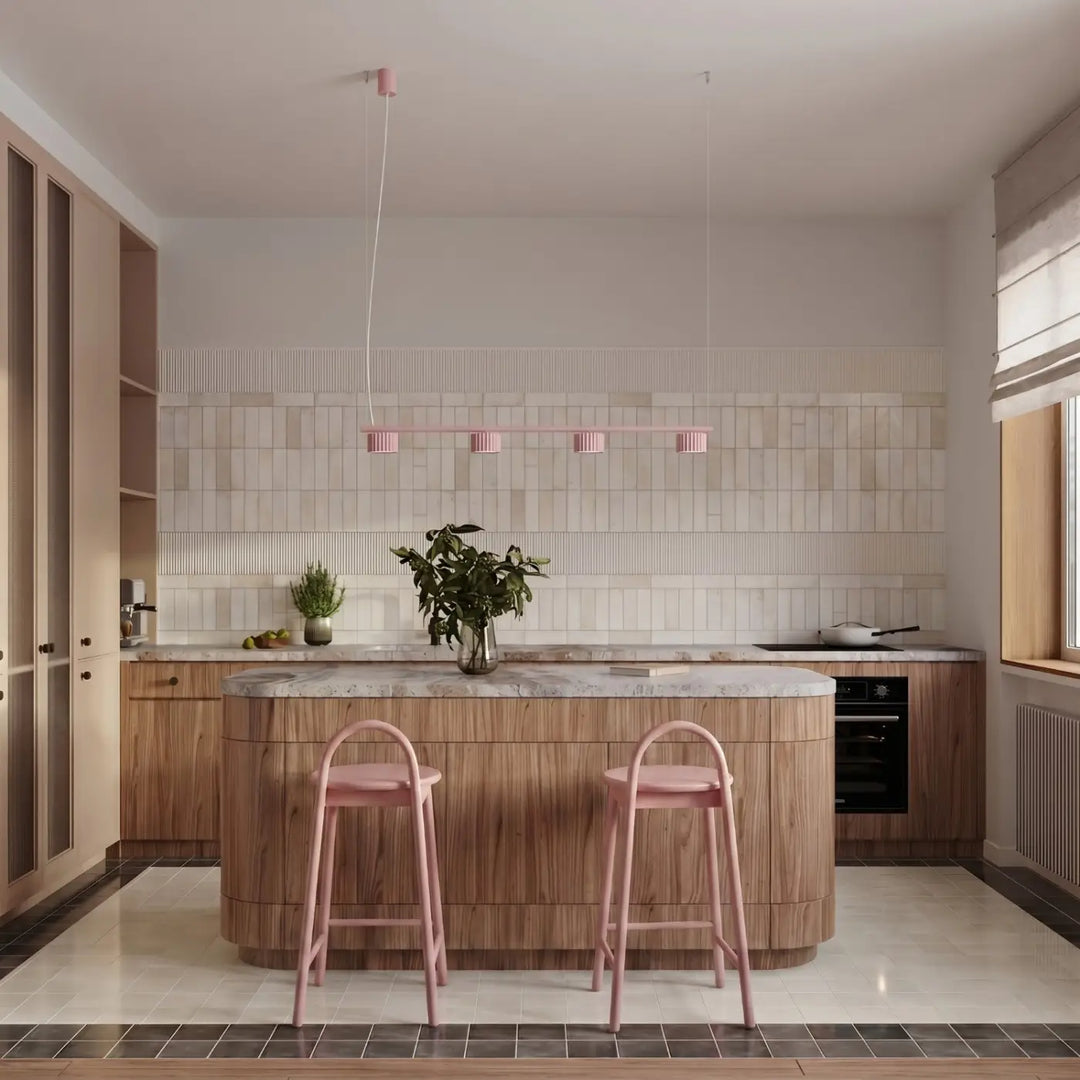Lustre rose au-dessus d'un îlot de cuisine