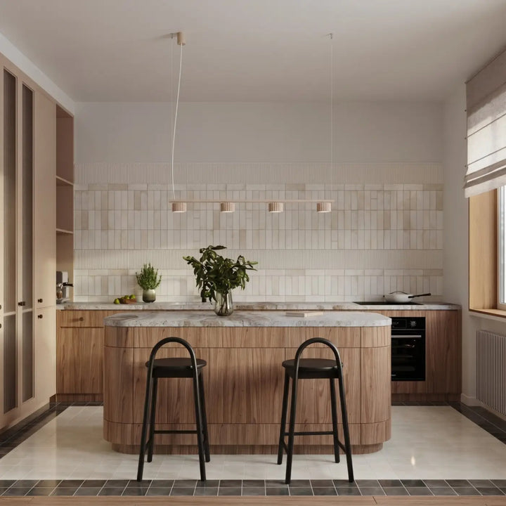Lustre beige au-dessus d'un îlot de cuisine