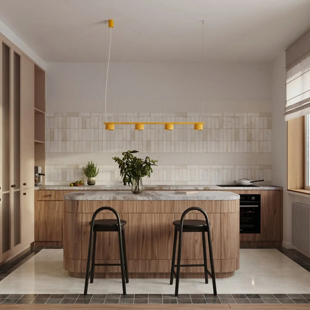 Lustre jaune au-dessus d'un îlot de cuisine