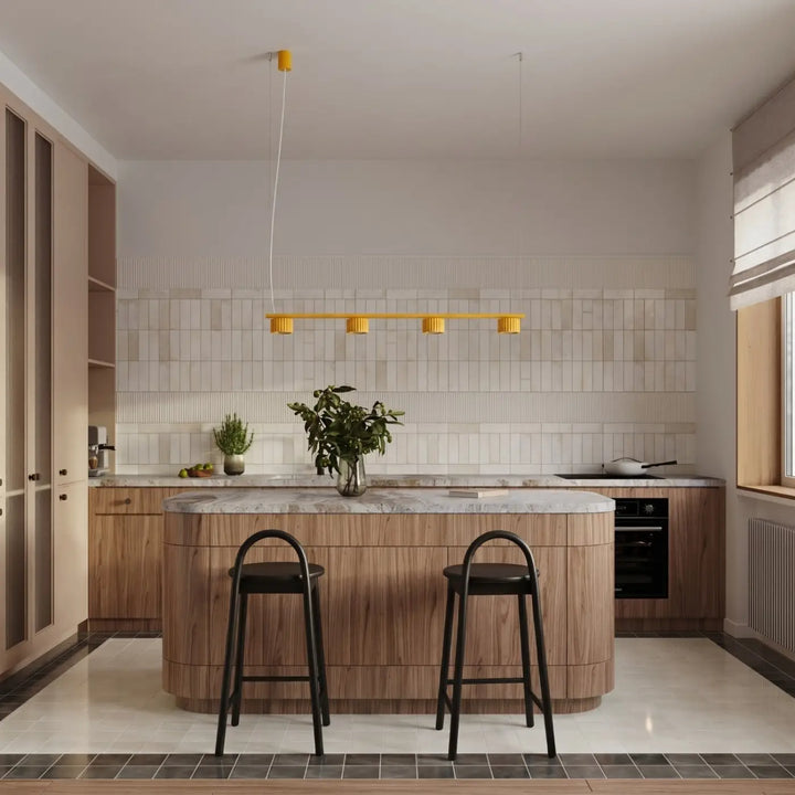 Lustre jaune au-dessus d'un îlot de cuisine
