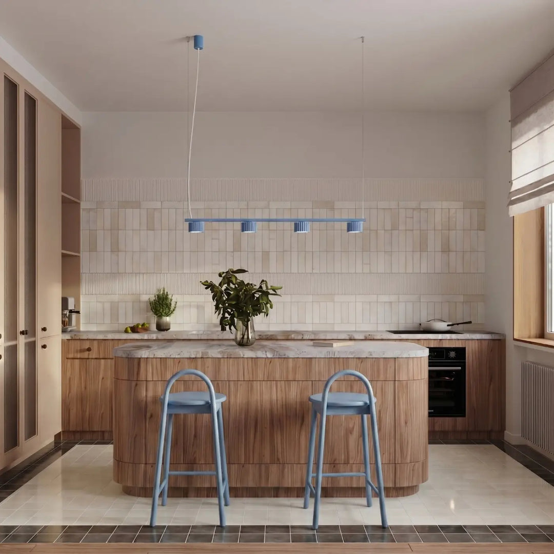 Lustre bleu clair au-dessus d'un îlot de cuisine
