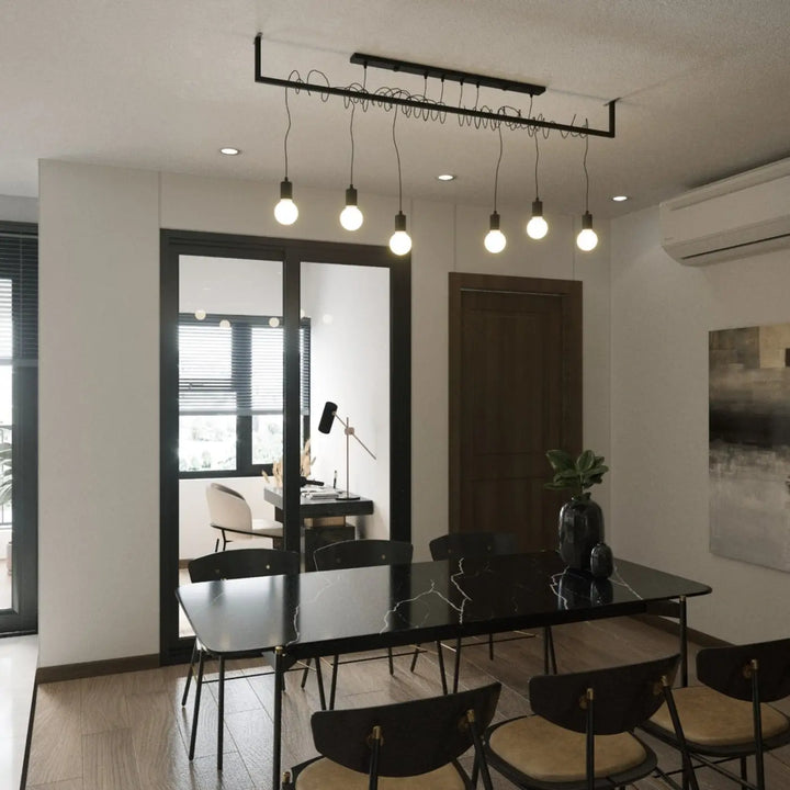 Lustre noir au-dessus d'une table