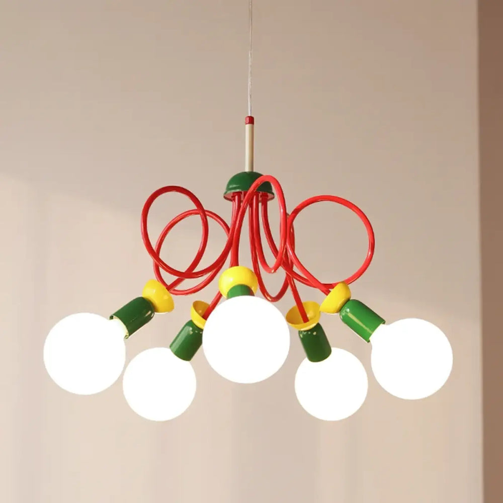 Lustre filéa luminaire décoratif d’intérieur avec cinq globes blancs et cordons rouges et verts torsadés