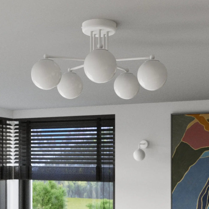 Lustre blanc vue rapprochée dans son décor