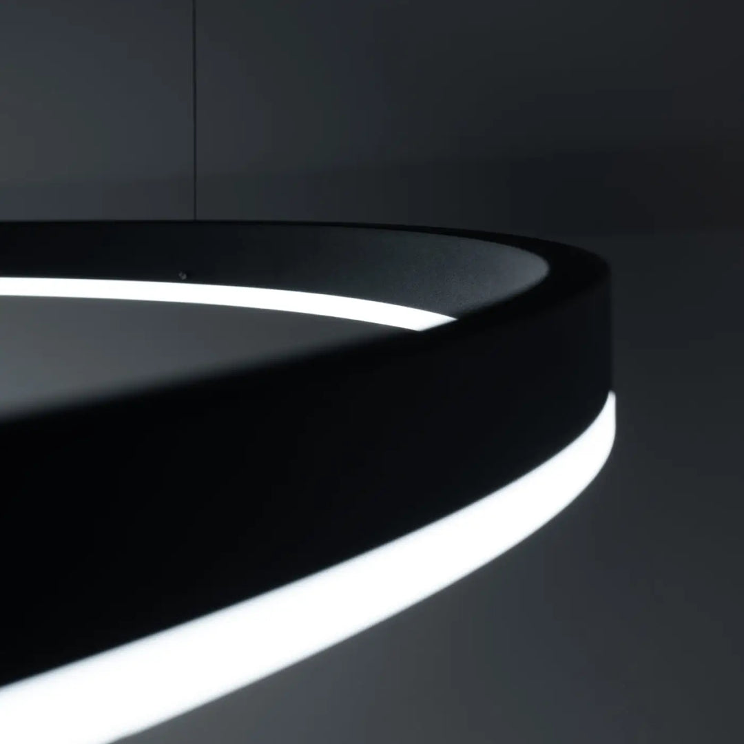 Lustre ODA noir allumée, vue rapprochée