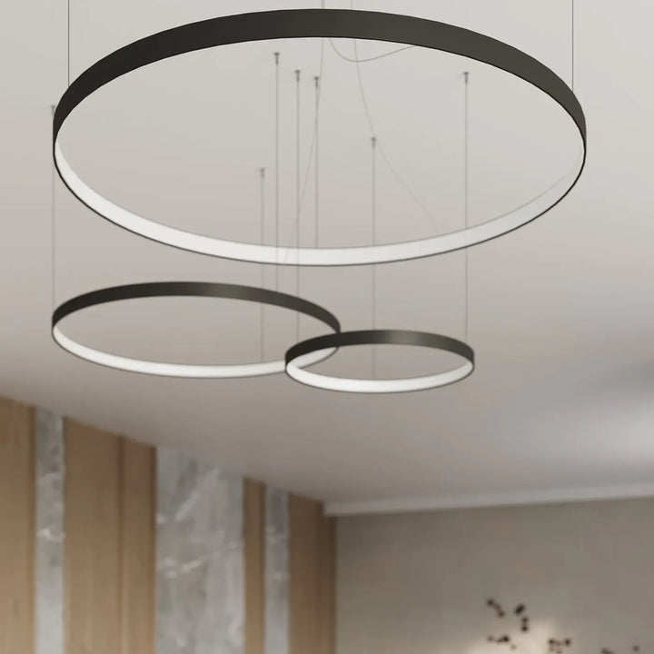 Lustre anneau RIO noir dans un salon