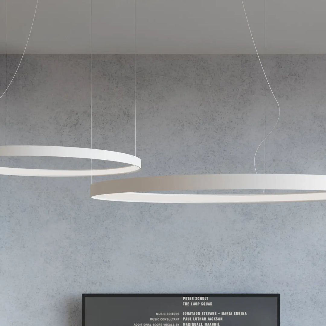 Lustre anneau RIO blanc au-dessus d'une table