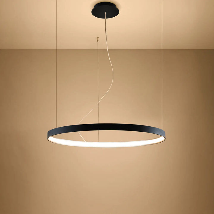 Lustre anneau RIO noir allumée, suspendu