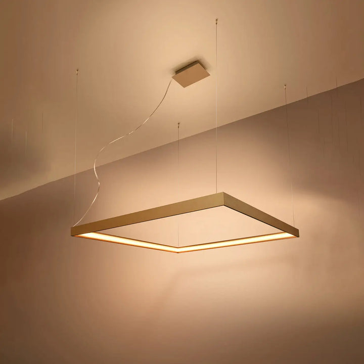 Lustre carré NELYA doré allumée, vue en perspective