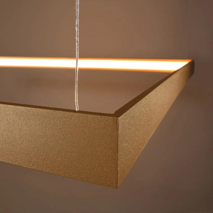 Lustre carré NELYA doré allumée, détail du profilé