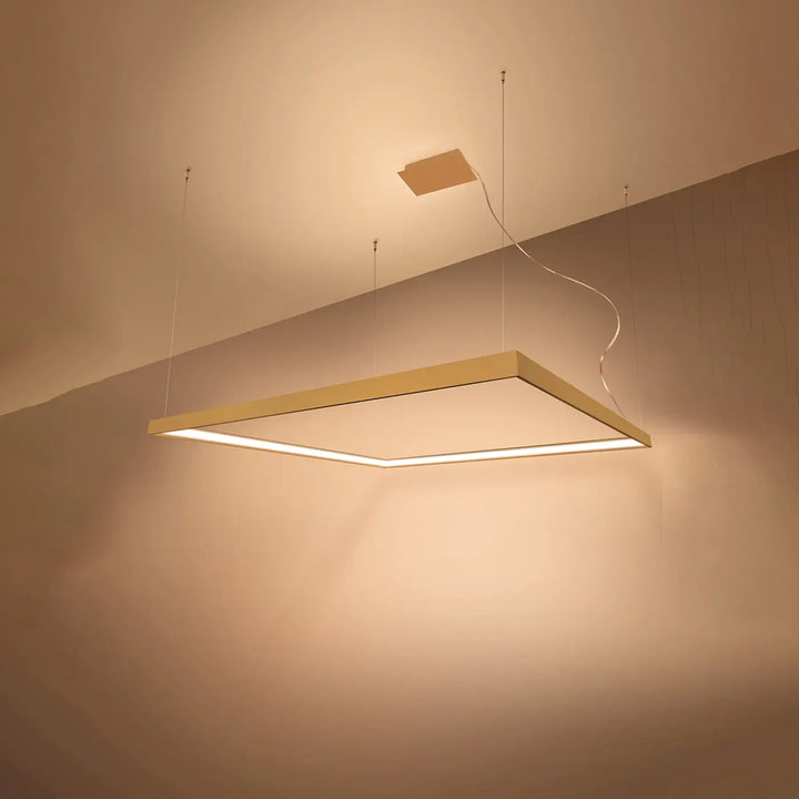 Lustre carré NELYA doré allumée, vue en perspective
