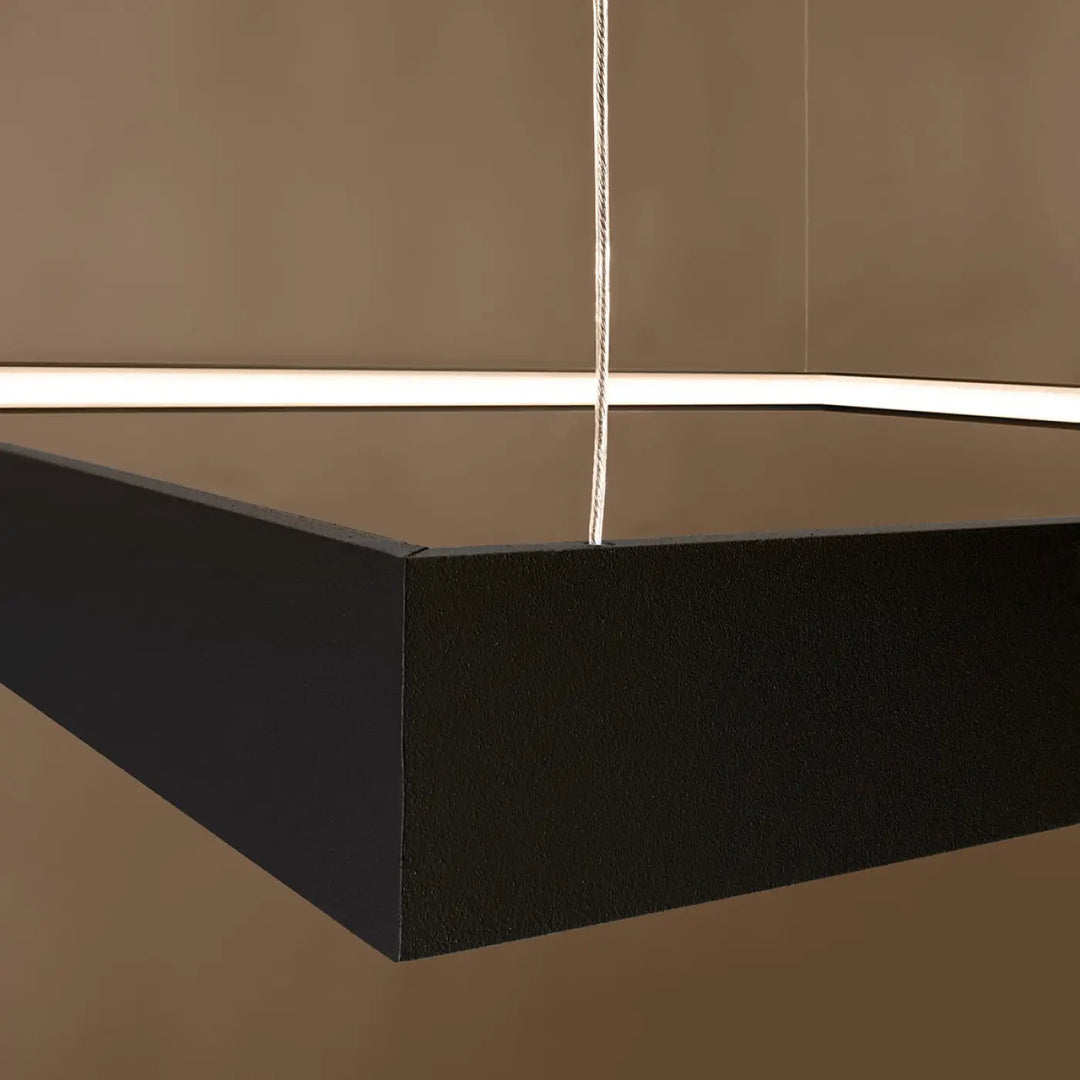 Lustre carré NELYA noir allumée, détail du profilé