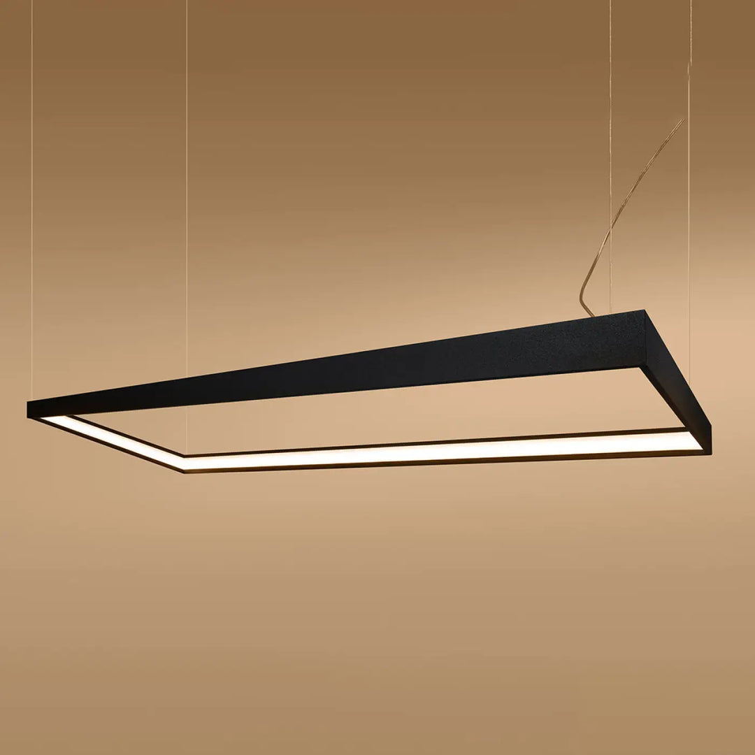 Lustre rectangulaire TUULA noir allumée, vue rapprochée