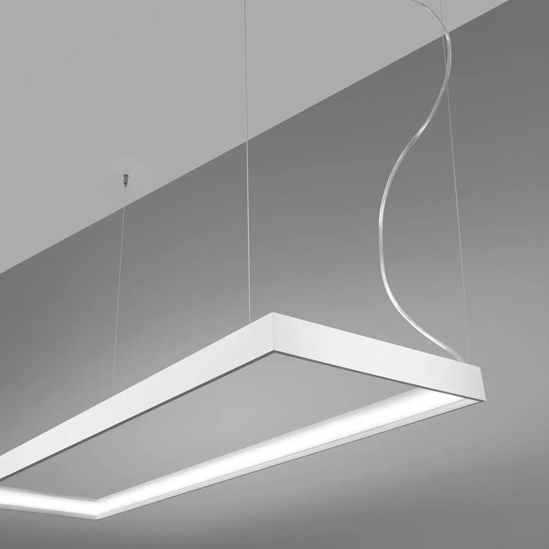 Lustre rectangulaire TUULA blanc allumée, vue rapprochée