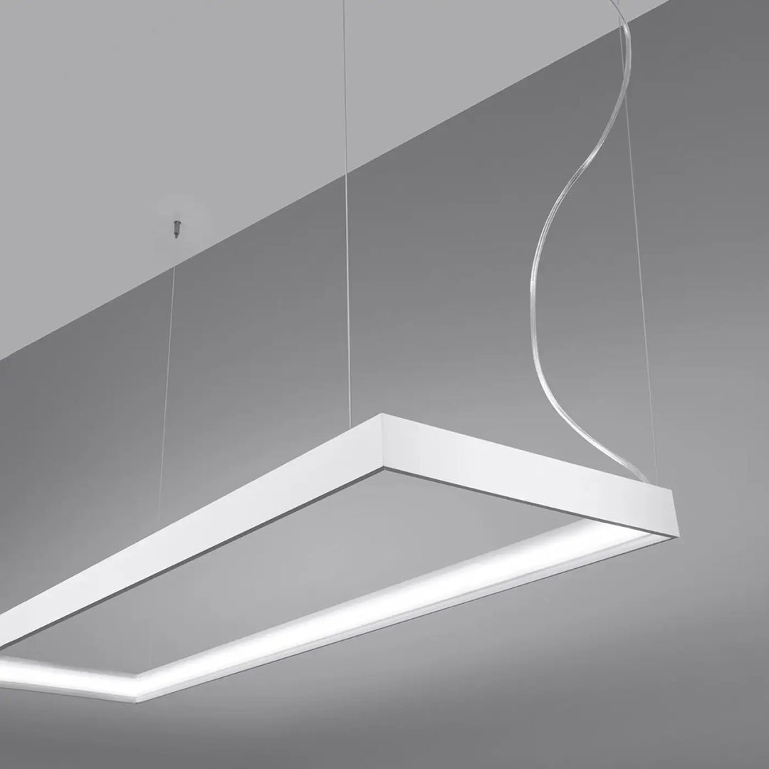 Lustre rectangulaire TUULA blanc allumée, vue rapprochée