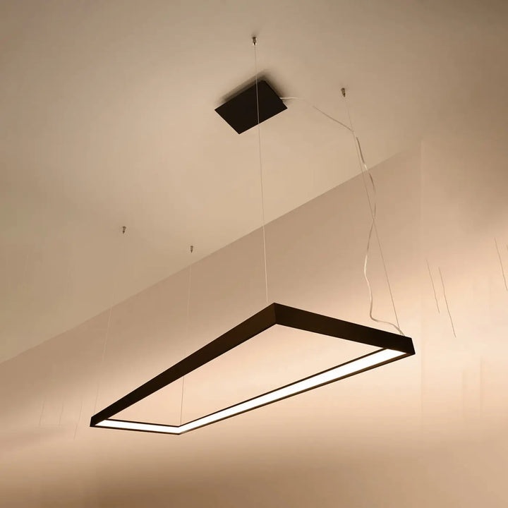 Lustre rectangulaire TUULA noir allumée, vue en perspective