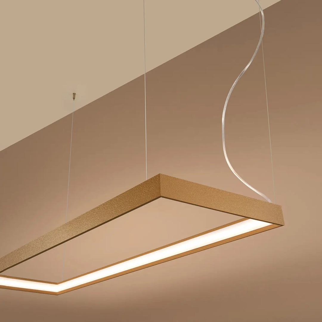 Lustre rectangulaire TUULA doré allumée, vue en perspective