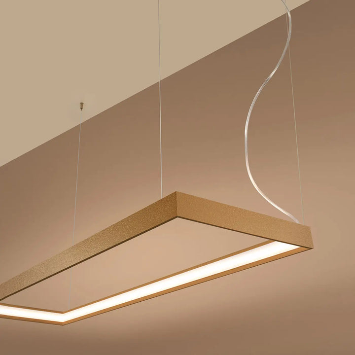 Lustre rectangulaire TUULA doré allumée, vue en perspective