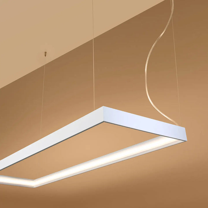 Lustre rectangulaire TUULA blanc allumée, vue rapprochée