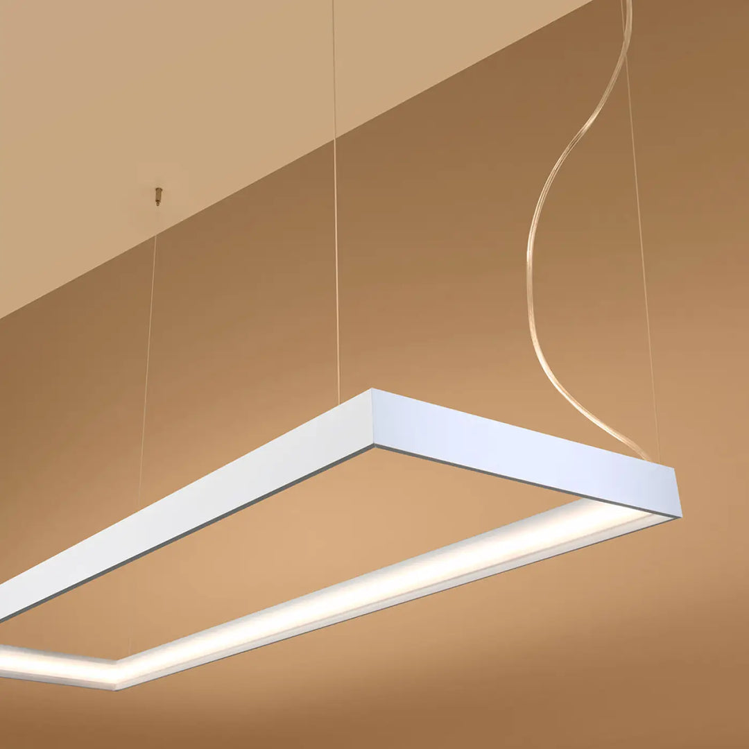 Lustre rectangulaire TUULA blanc allumée, vue rapprochée