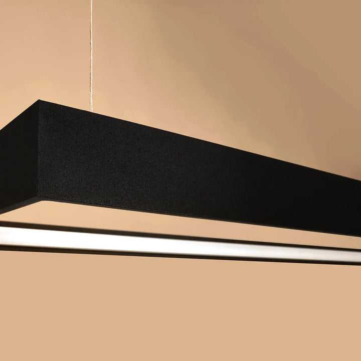 Lustre rectangulaire TUULA noir allumée, détail du profilé
