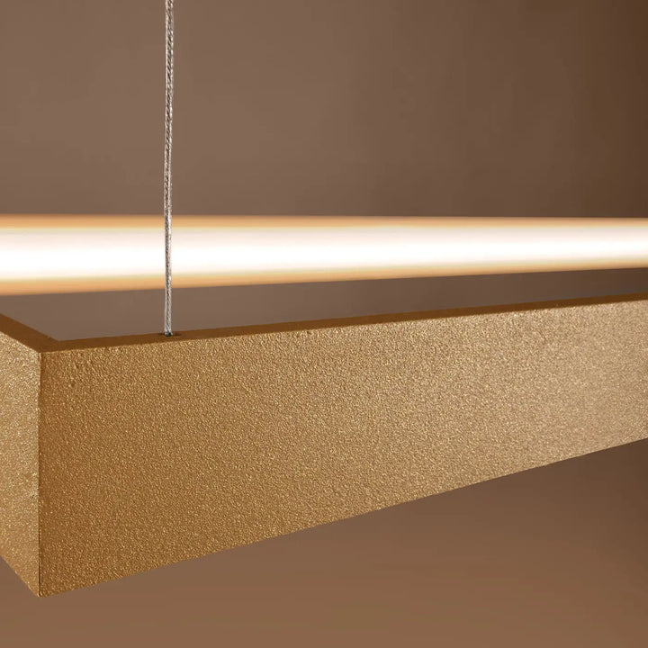 Lustre rectangulaire TUULA doré allumée, vue rapprochée