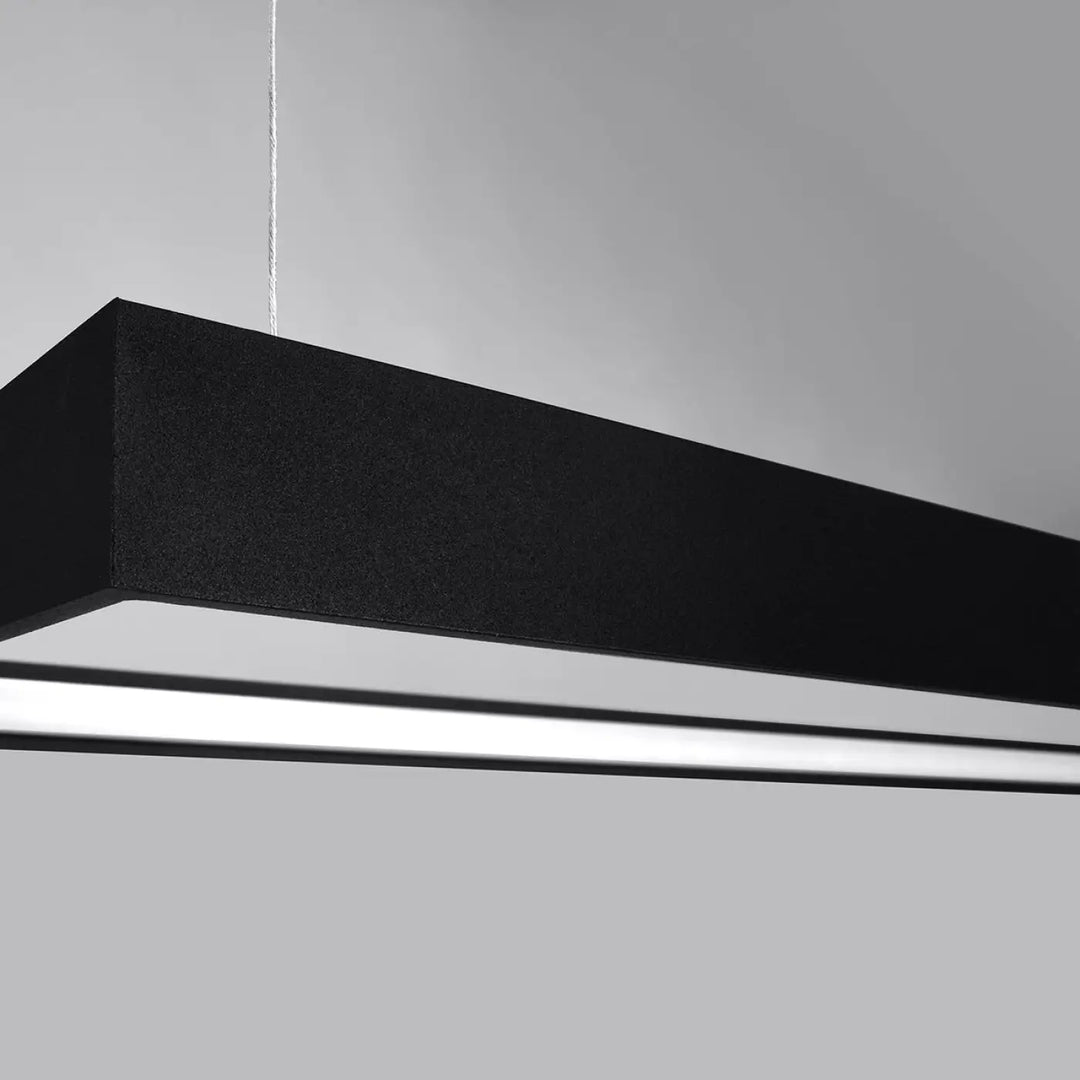 Lustre rectangulaire TUULA noir allumée, détail du profilé