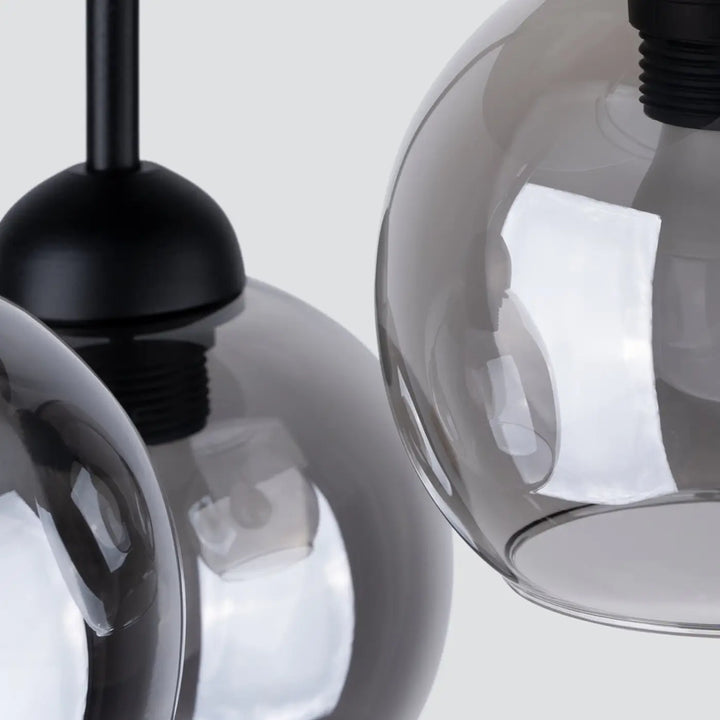 Lustre noir, globes en verre vus de près