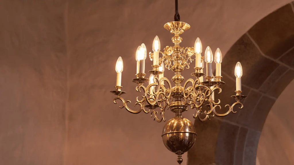 Comment intégrer un lustre en laiton dans votre décoration ?