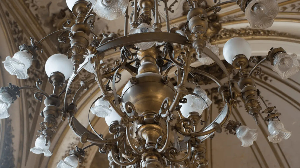 1. Quels sont les avantages d’un lustre en laiton ?