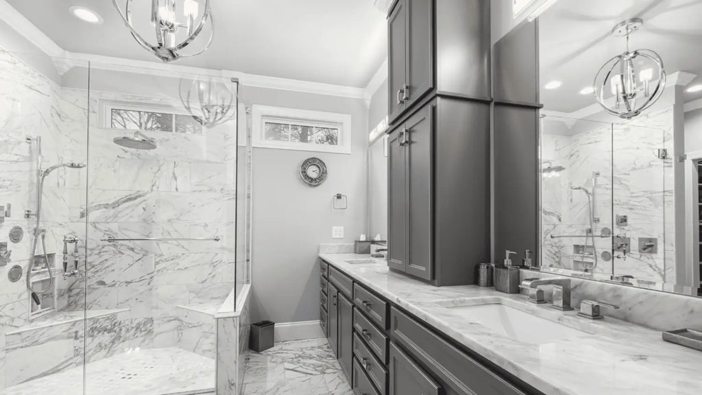 1. Quel lustre choisir pour une salle de bain moderne ?