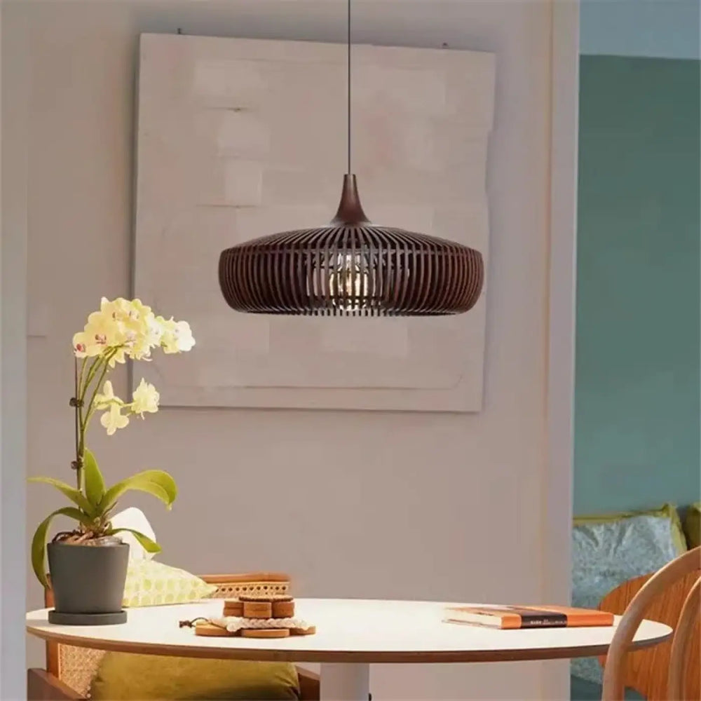 Suspension luminaire andilah en rotin tressé brun foncé au design moderne et épuré