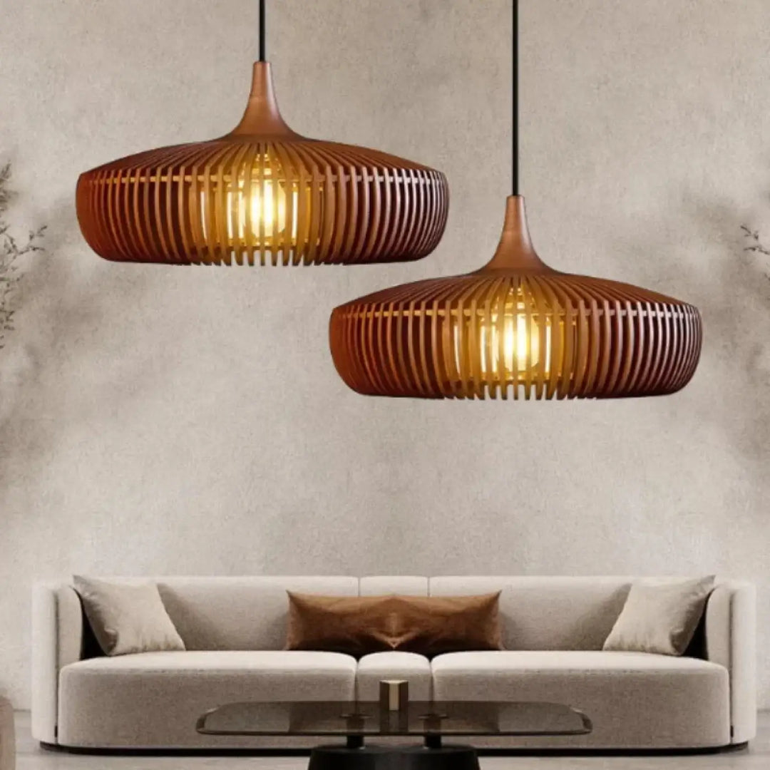 Suspendu luminaire andilah avec deux lampes en bois cannelé ton chaud au-dessus d’un canapé moderne