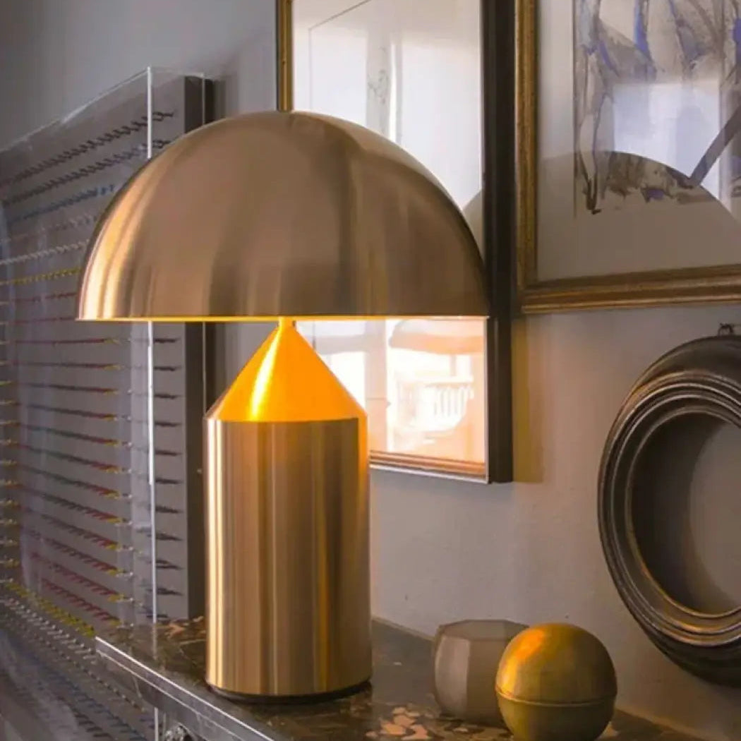 Lampe de table luxumi en laiton brossé frais supplémentaires avec abat-jour en dôme et base conique élégante