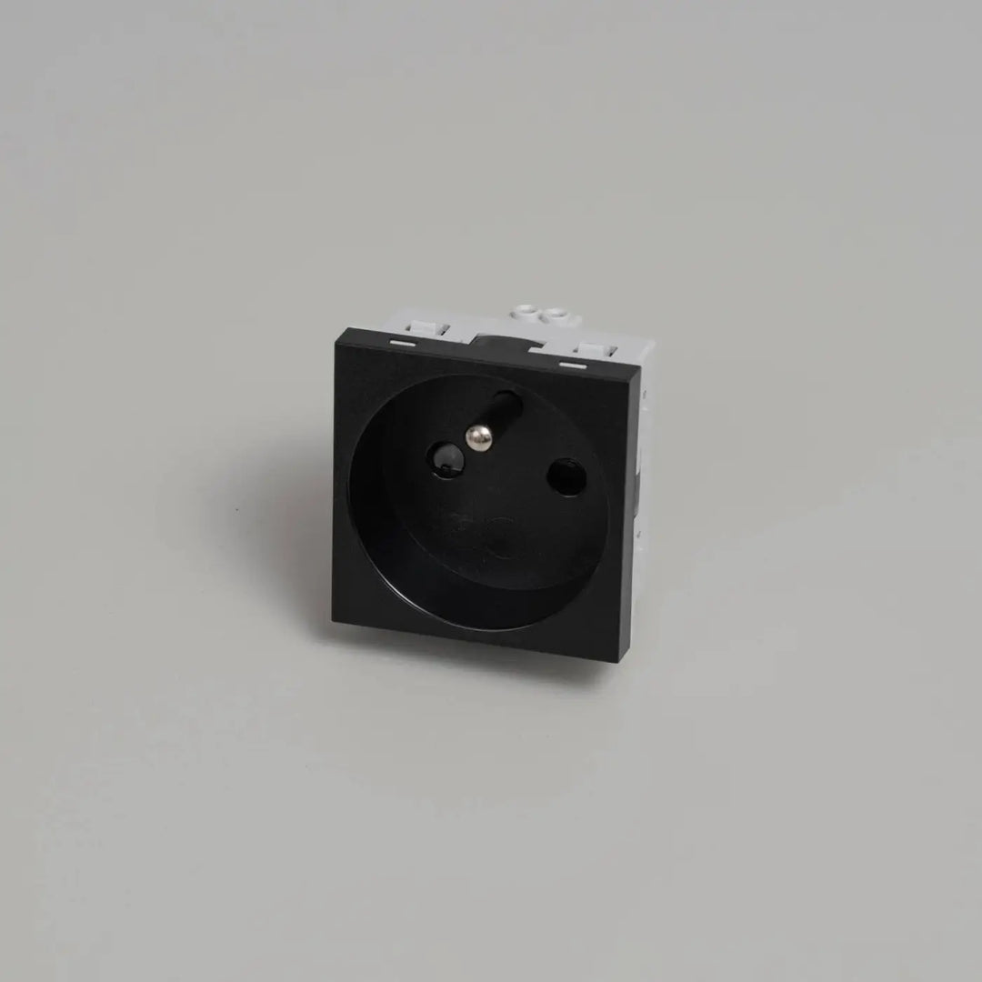 Module prise française type E noir Buster + Punch #couleur_noir