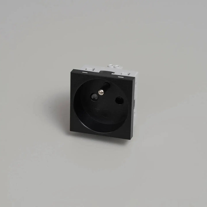 Module prise française type E noir Buster + Punch #couleur_noir