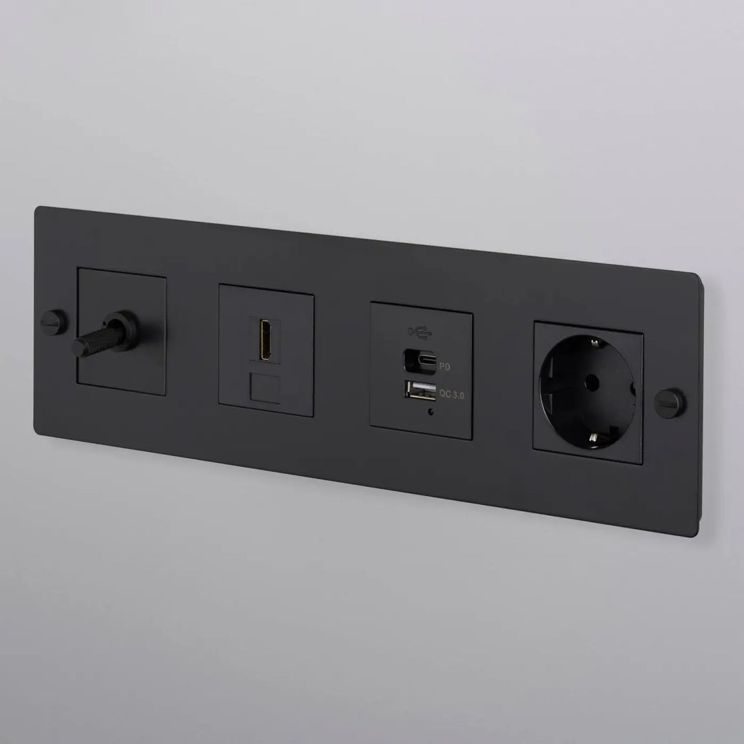 Plaque de finition Buster + Punch 4 postes noire équipée de modules #couleur_noir
