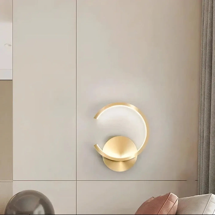 Applique murale led carl en métal doré avec diffuseur en verre dépoli offrant une solution d’éclairage élégante