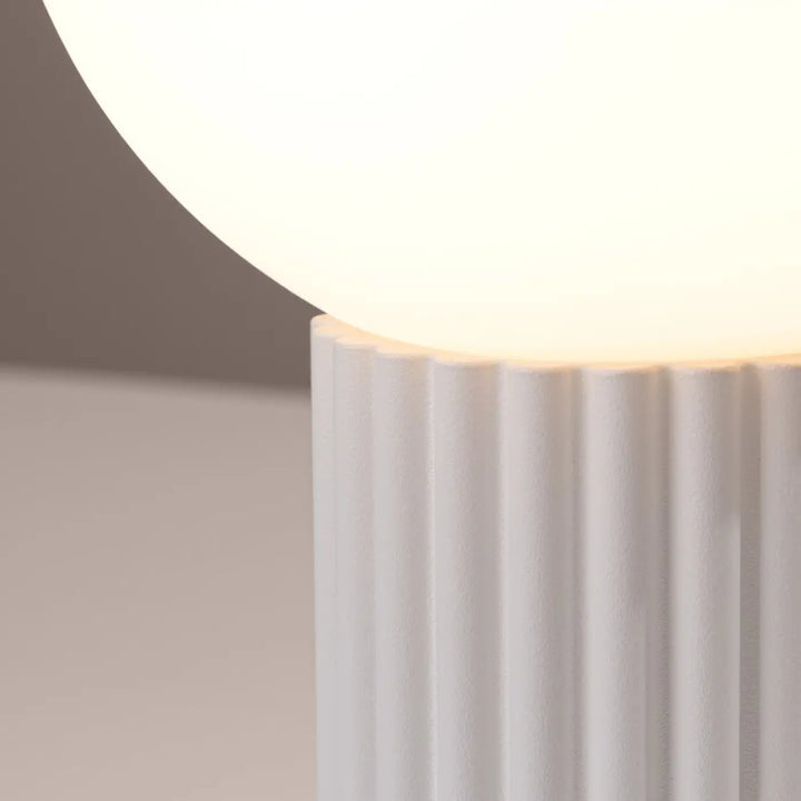 Lampe à poser blanc, socle cannelé vu de près