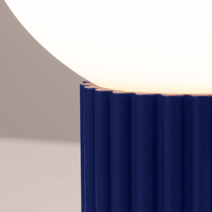 Lampe à poser outremer, socle cannelé vu de près