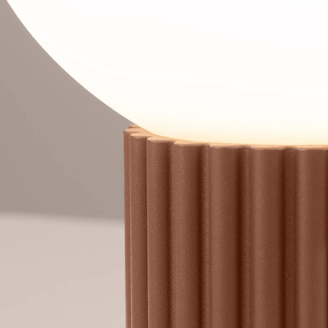 Lampe à poser moka, socle cannelé vu de près