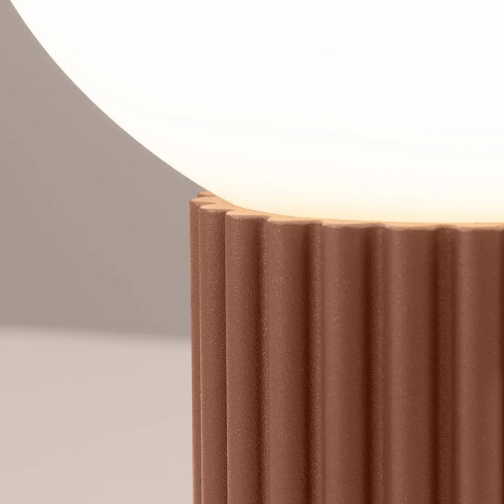 Lampe à poser moka, socle cannelé vu de près