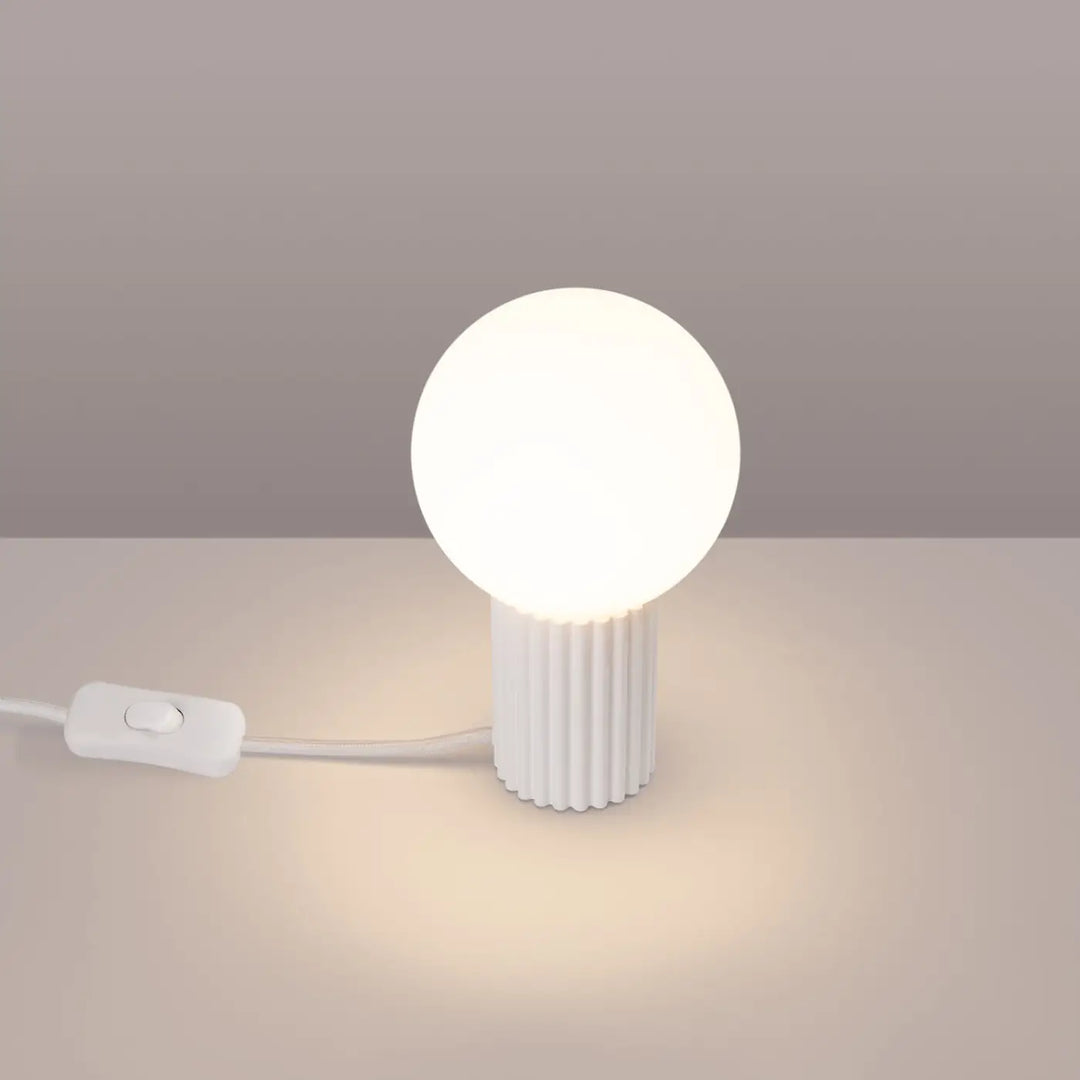 Lampe à poser blanc allumée