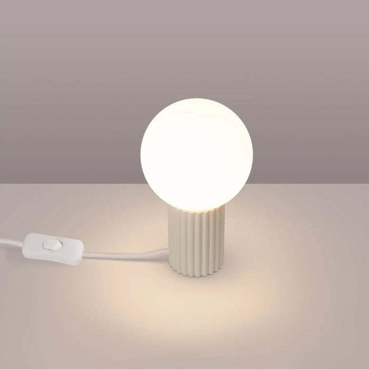 Lampe à poser beige allumée