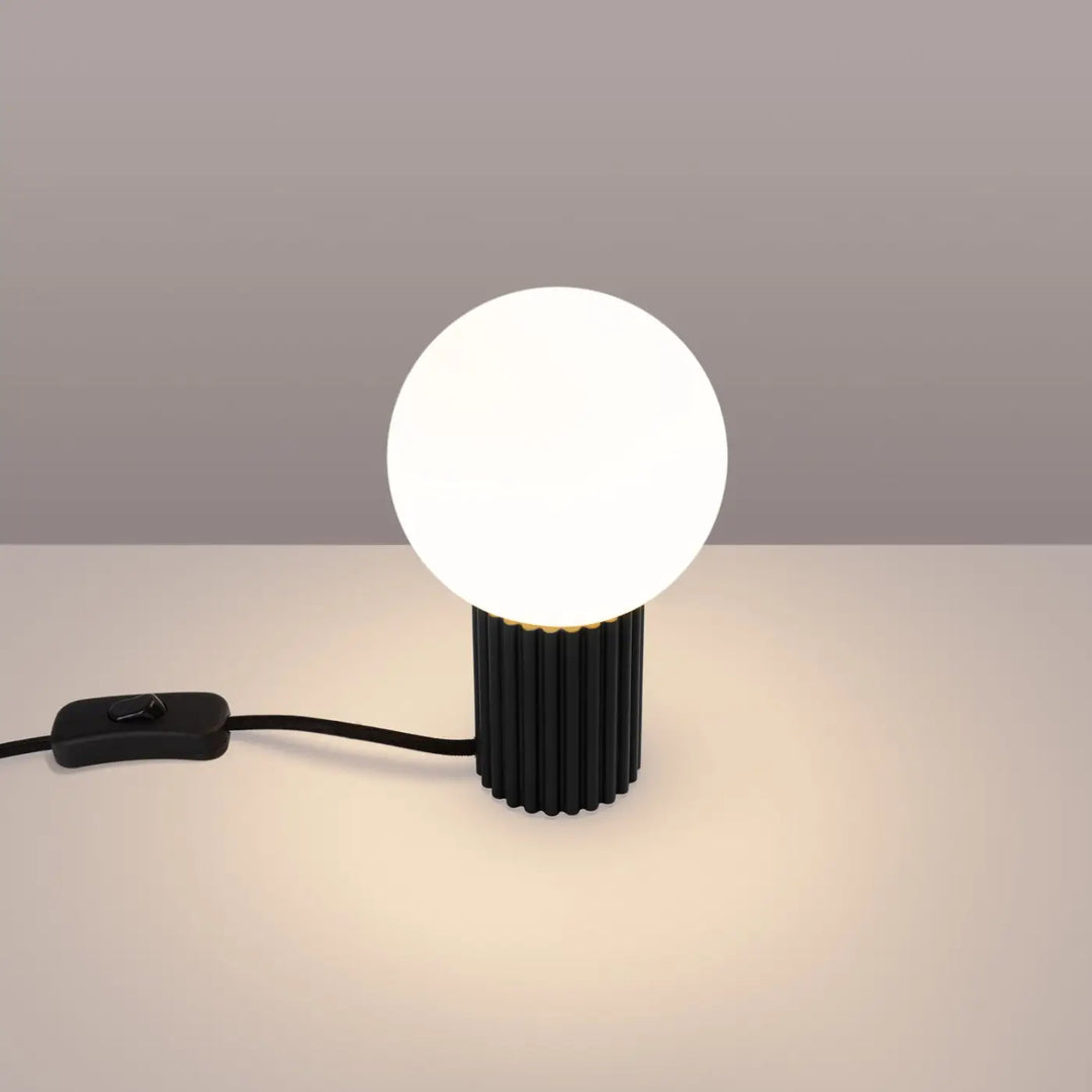 Lampe à poser noir allumée