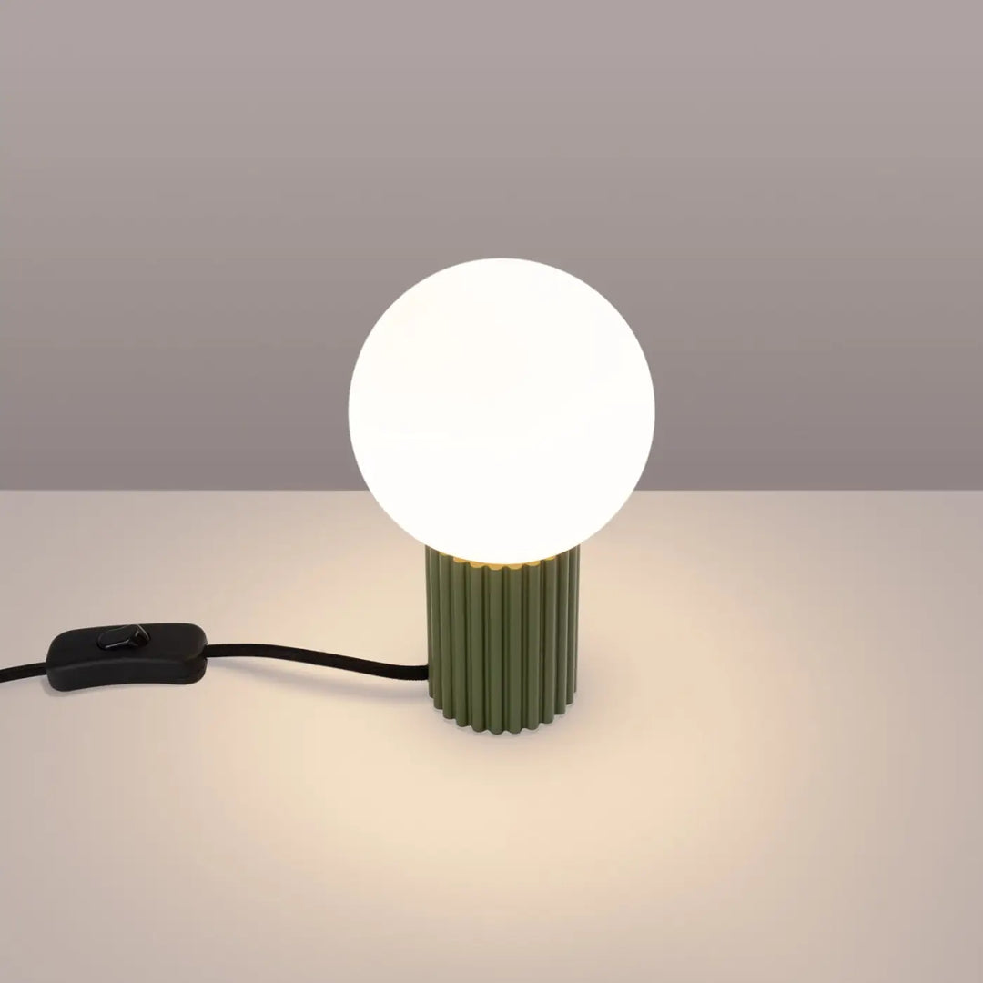 Lampe à poser vert olive allumée