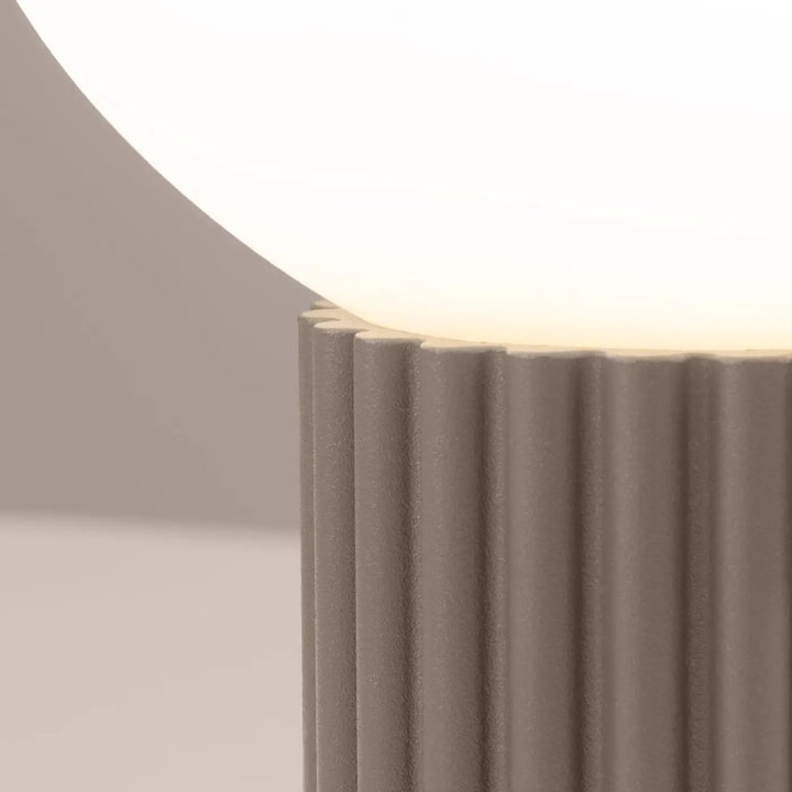 Lampe à poser taupe, socle cannelé vu de près