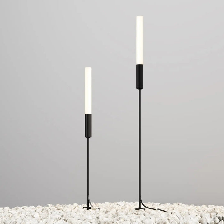 Deux piquets lumineux luminaire extérieur flare avec tige fine en aluminium noir et diffuseurs cylindriques blancs minimalistes