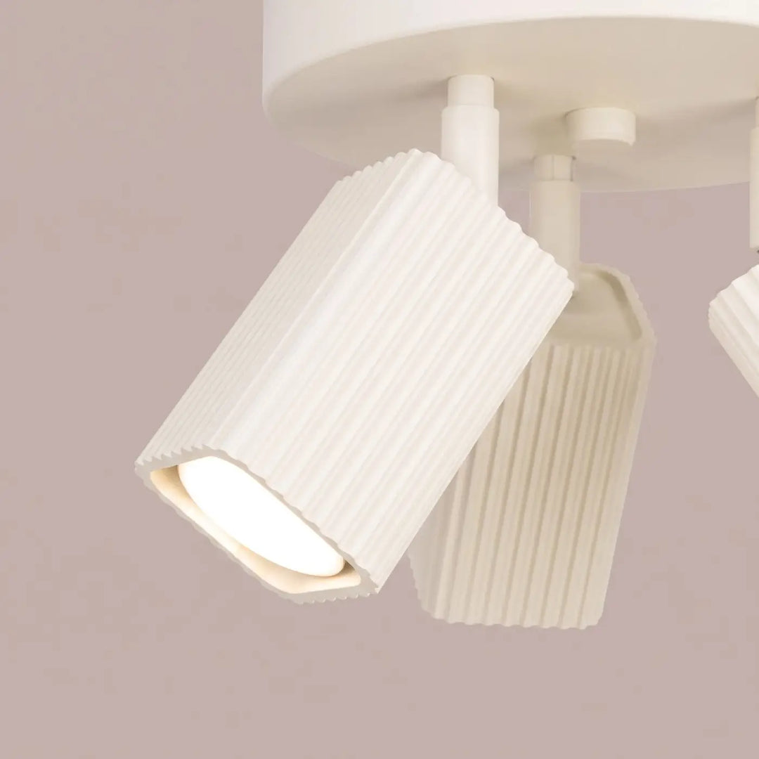 Plafonnier Rayo beige à 3 spots orientables, détail des cannelures