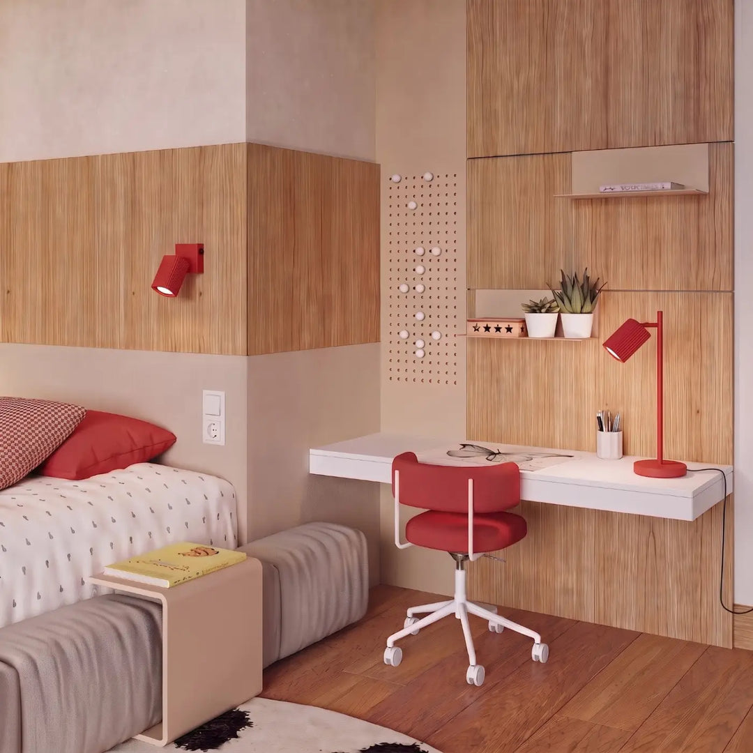 Plafonnier Rayo rouge à 3 spots orientables au plafond d'une chambre